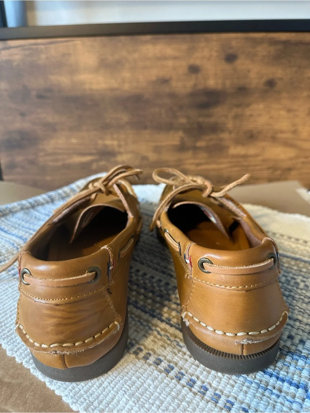 Tommy Hilfiger men 8 Tan Leather Boat Shoes Lace-Up Round Toe Rubber Sole